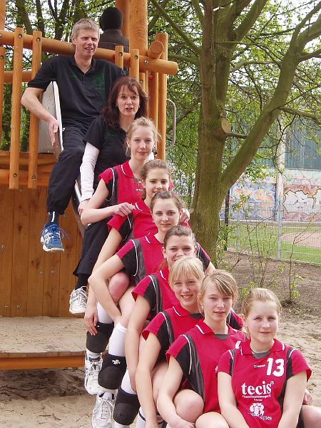 FC 47 Leschede.JPG - Das Foto zeigt v.o.n.u.: Trainer Berthold Trepohl, Trainerin Marita Löcken, Nina Räkers, Lea Löcken, Anna-Lena Kelbel, Franziska Hochhäuser, Pia Hustede, Jana Meyering und Laura Wisse

Als Niedersächsischer und Nordwestdeutscher Vize-Meister qualifizierten wir uns für die Deutschen Meisterschaften. Aufgrund der starken Konkurrenz in Niedersachsen hatten sowohl die Mädchen, wie auch das Trainerduo Marita Löcken und Berthold Trepohl im Vorfeld nie mit der Teilnahme an dieser Endrunde gerechnet. Allein diese Qualifikation ist schon ein Riesenerfolg für das Team und unsere Jugendabteilung.
Jetzt wollen wir als Team natürlich am letzten Mai-Wochenende auch in Lohhof zeigen, dass im Emsland guter Volleyball gespielt wird. 
 Ein Grossteil unserer Mannschaft spielt schon seit der F-Jugend zusammen und neben den Spielen in U-15 sammeln alle Spielerinnen Erfahrungen in den verschiedenen Damenmannschaften unseres Vereins. Es sind somit alle Eigengewächse. 
Mit der Teilnahme ist für uns schon ein Traum in Erfüllung gegangen und wir wünschen uns daher ein tolles Turnier mit spannenden, attraktiven und fairen Spielen und die beste Mannschaft möge gewinnen. Das Turnier sollte Werbung für den Volleyballsport sein.